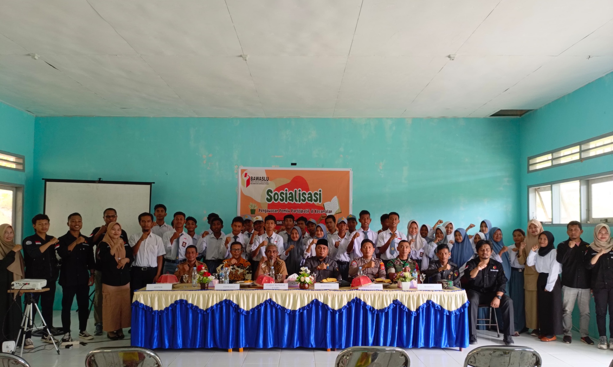 Foto Humas Bawaslu Balut: Ketua dan Anggota Bawaslu Banggai Laut menghadiri dan menjadi Narasumber pada kegiatan Sosialisasi Pengawasan Partisipatif yang digelar oleh Pengawas Kecamatan (Panwascam) Banggai Utara 