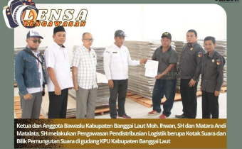 Ketua dan Anggota Bawaslu Kabupaten Banggai Laut Moh. Ihwan, SH dan Matara Andi Matalata, SH melakukan Pengawasan Pendistribusian Logistik berupa Kotak Suara dan Bilik Pemungutan Suara di gudang KPU K