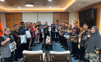 Ketua Bawaslu Banggai Laut Serahkan Laporan Penguatan Kelembagaan Kepada Pimpinan Bawaslu RI Di Jakarta